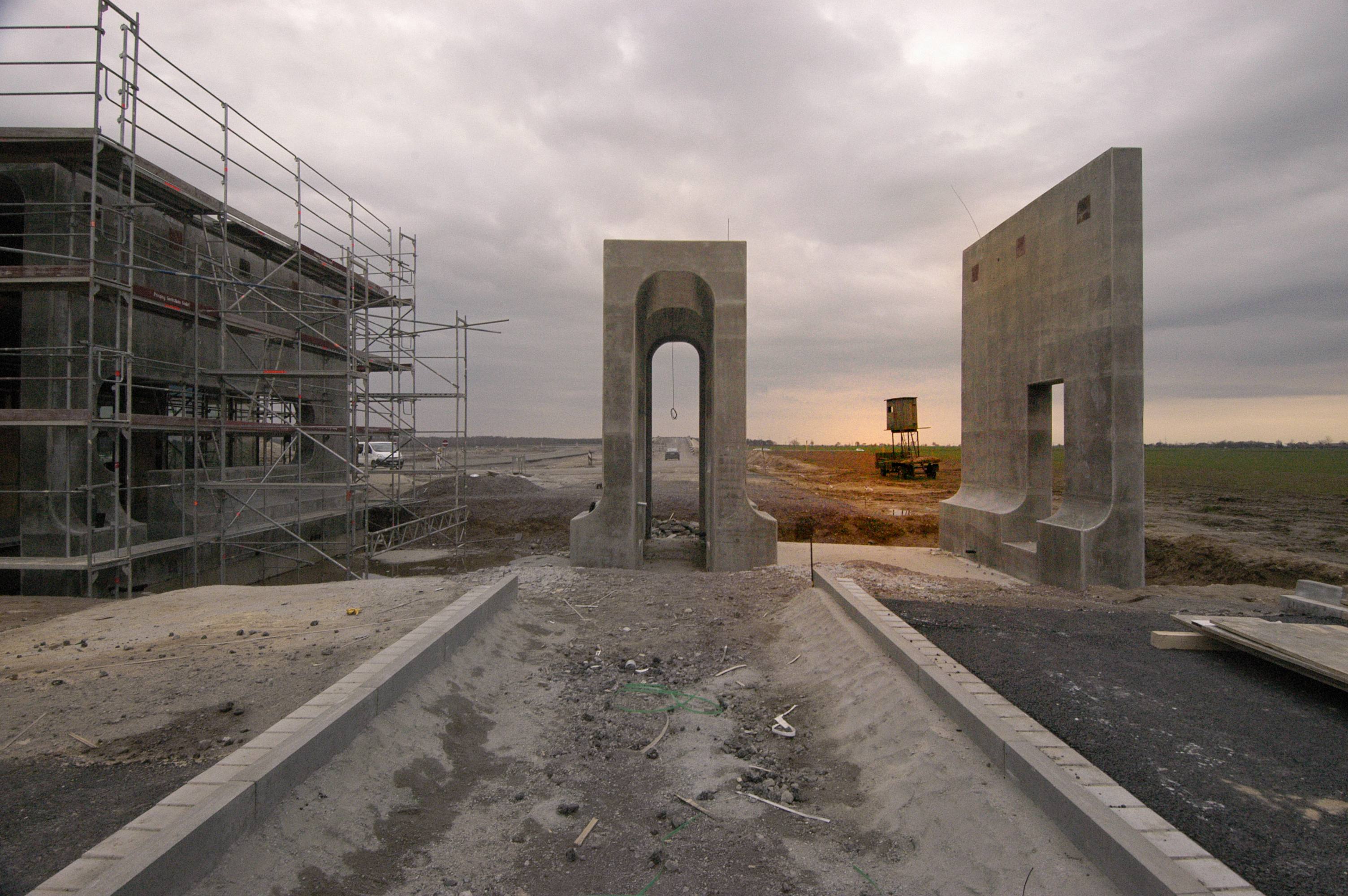 Der Zugang für 5000 Beschäftigte im Solar Valley mit Kontrollposten in der Mitte (der Hochsitz als höchste Erhebung auf dem Baufeld ist noch zu sehen...).